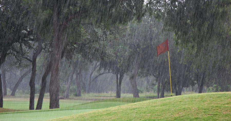 Cover Image for ゴルフは雨でもできる？雨の日の服装や対策について