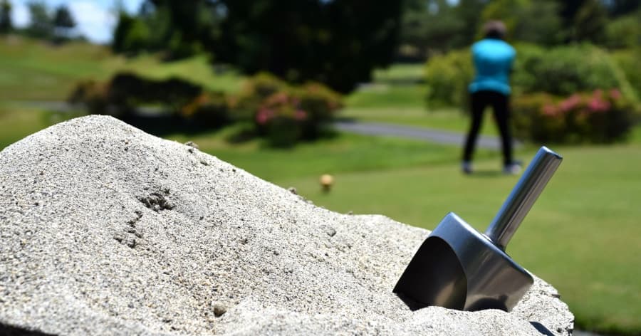 Cover Image for なぜゴルフに目土が必要なのか?知らないと恥ずかしい目土のマナーについて